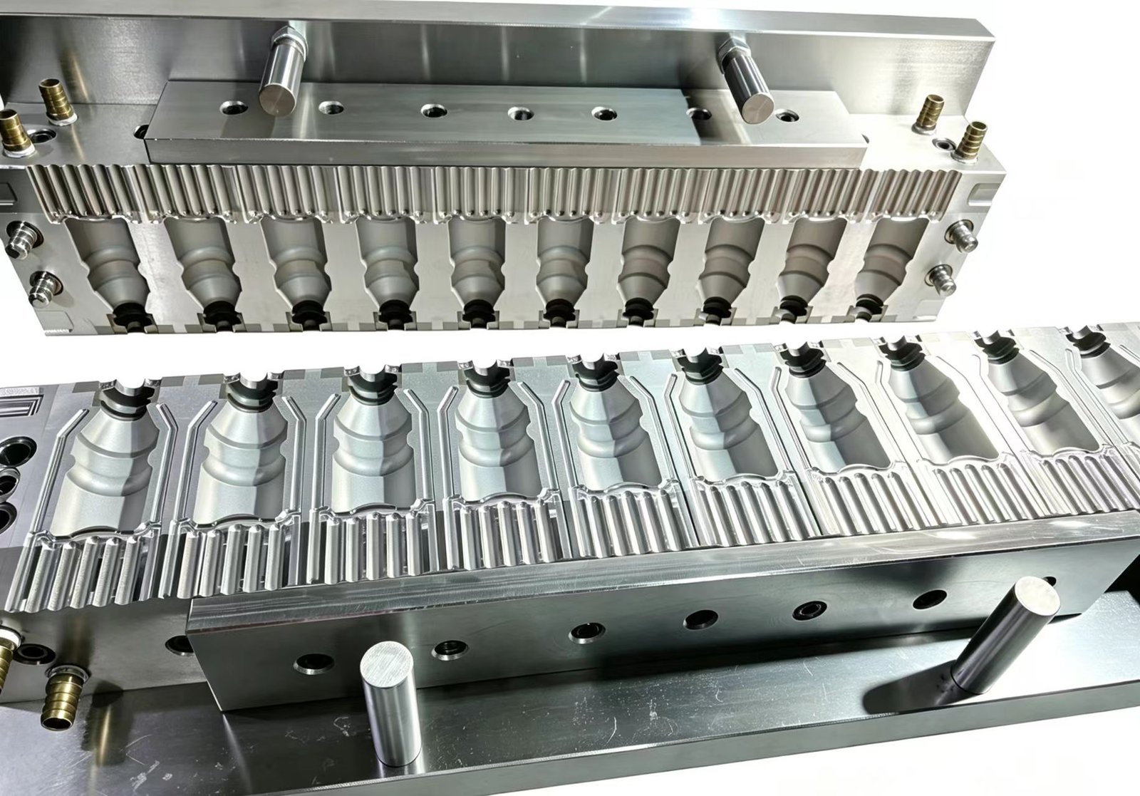 Single cavity hollow blow mould for plastic packaging bottles